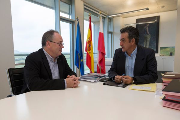 Reunión alcalde de Campoo de Yuso Consejero de Turismo Cantabria